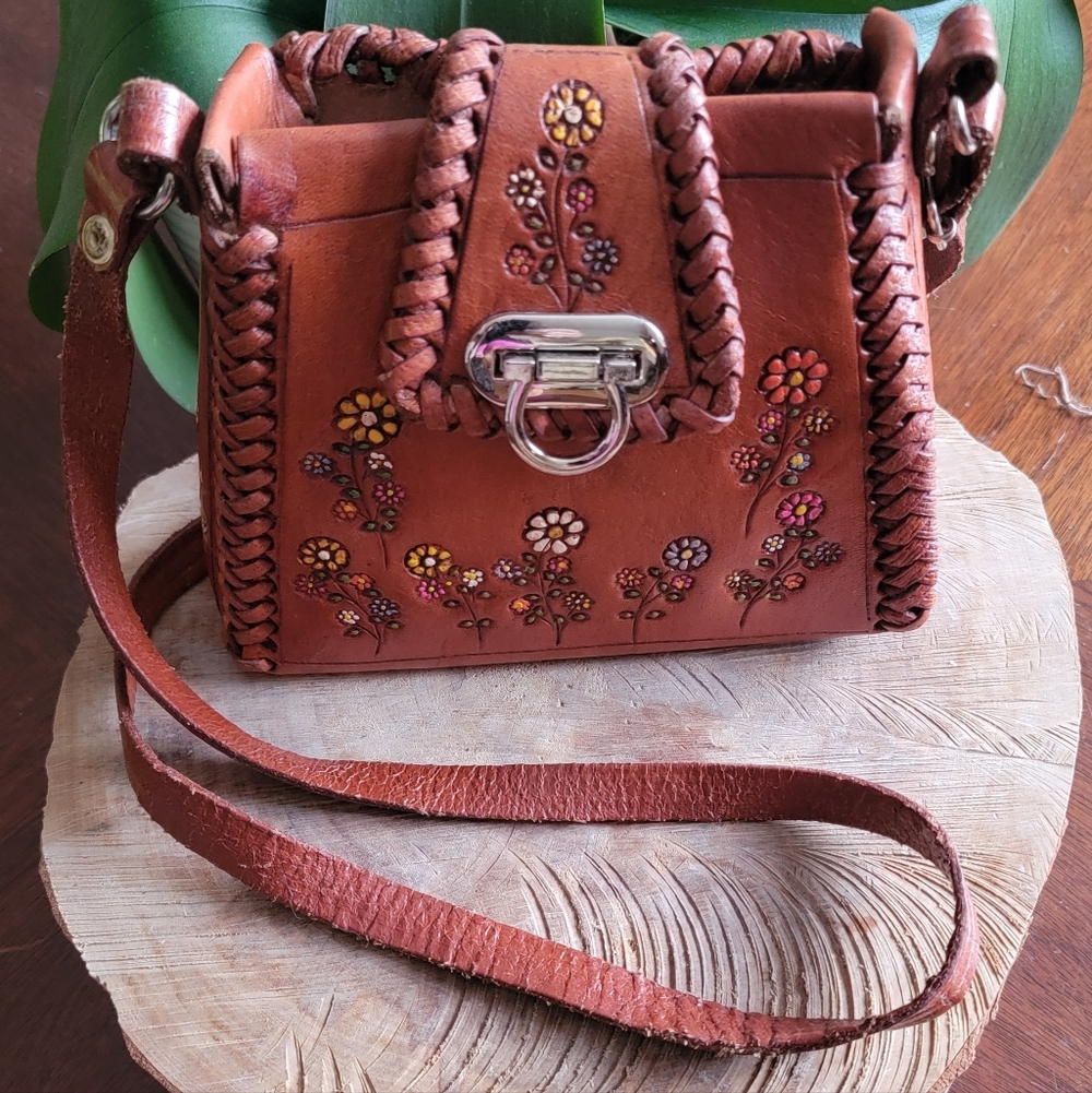 Handcrafted Floral Leather Crossbody W/ Twist Lock Made In Mexico. - Picture 1 of 9